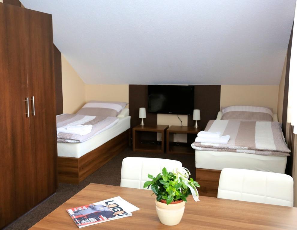 10 Bed And Breakfast Poznan Habitación foto